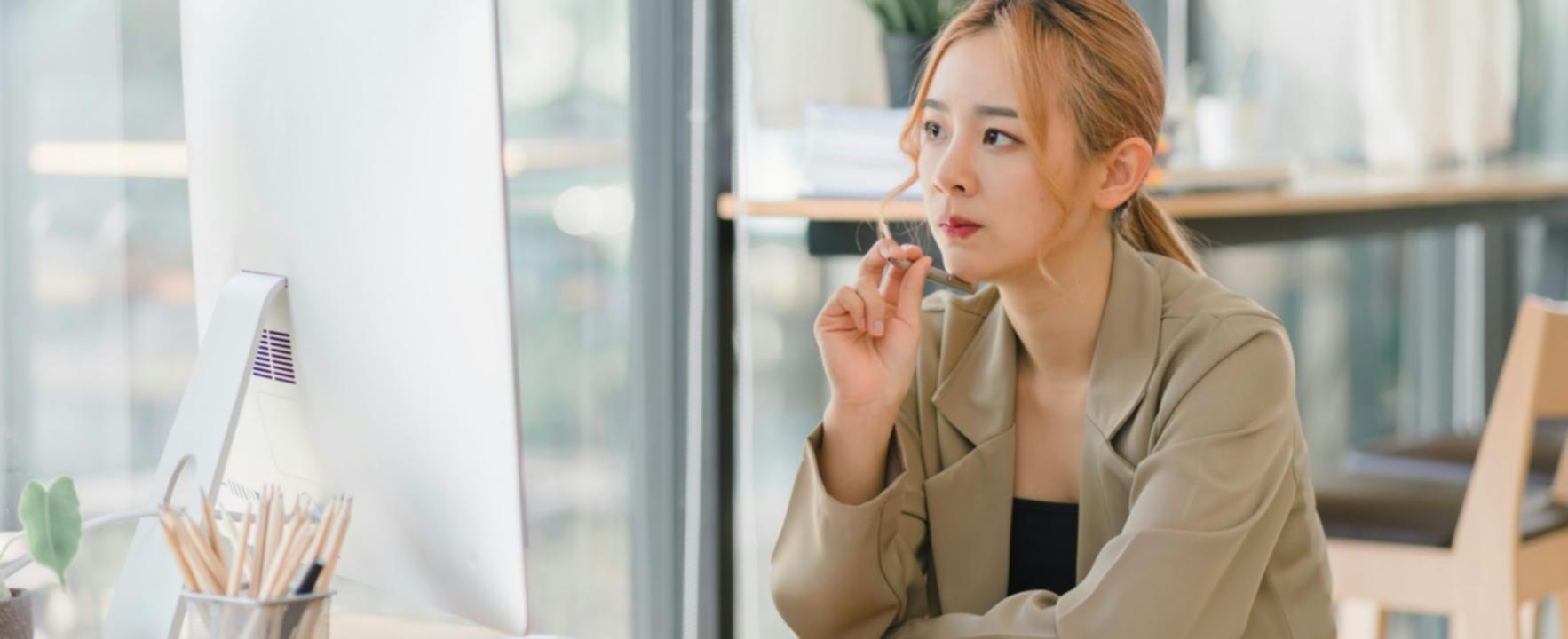 Espace de travail moderne avec ordinateur portable affichant des analyses financières et graphiques de fonds de roulement